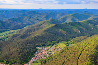 Ort im Pfälzerwald aus Südwesten in Spirkelbach im Bundesland Rheinland-Pfalz, Deutschland