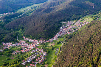 Luftbild von Dorf - Ansicht am Rande von landwirtschaftlichen Feldern und Nutzflächen in Spirkelbach im Bundesland Rheinland-Pfalz, Deutschland