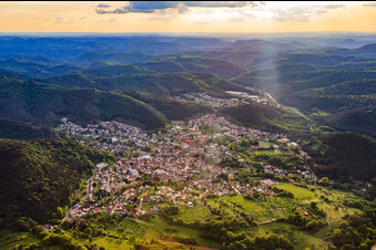 Stadt im Pfälzerwald aus Osten in Hauenstein im Bundesland Rheinland-Pfalz, Deutschland
