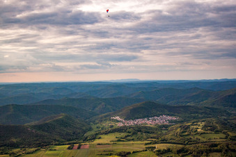 Ort im Pfälzerwald aus Süden in Wernersberg im Bundesland Rheinland-Pfalz, Deutschland
