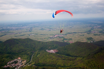 Paragleiter am Steinbruch in Waldhambach im Bundesland Rheinland-Pfalz, Deutschland