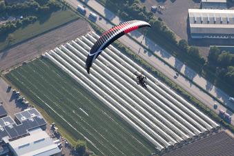 Über der A5 in Bietigheim im Bundesland Baden-Württemberg, Deutschland