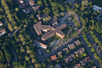 Gebäude des Altersheim - Seniorenresidenz der Caritas-Altenpflegeheim Albert-Stehlin-Haus in Ettlingen im Bundesland Baden-Württemberg, Deutschland