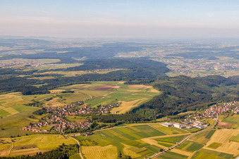 Dorf - Ansicht am Rande von landwirtschaftlichen Feldern und Nutzflächen in Zepfenhan in Rottweil im Bundesland Baden-Württemberg, Deutschland