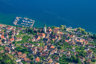 Kirche St. Martin und Yachtanleger am Osthafen in Sipplingen im Bundesland Baden-Württemberg, Deutschland