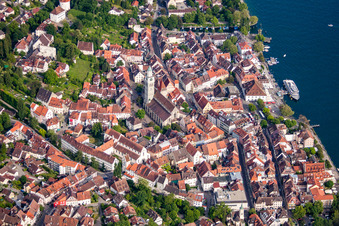 Luftaufnahme von Überlinger Altstadt mit St. Nikolaus Münster und Seepromenade in Überlingen im Bundesland Baden-Württemberg, Deutschland