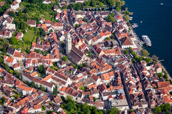 Schrägluftbild von Überlinger Altstadt mit St. Nikolaus Münster und Seepromenade in Überlingen im Bundesland Baden-Württemberg, Deutschland