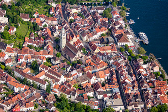 Überlinger Altstadt mit St. Nikolaus Münster und Seepromenade in Überlingen im Bundesland Baden-Württemberg, Deutschland von oben