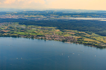 Dorf am Ufer des Überlinger Sees von Norden im Ortsteil Dingelsdorf in Konstanz im Bundesland Baden-Württemberg, Deutschland