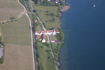 Schrägluftbild von Burganlage des Schloß Bodensee-Schloß Maurach in Uhldingen-Mühlhofen im Ortsteil Seefelden im Bundesland Baden-Württemberg, Deutschland
