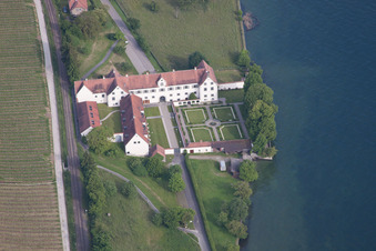 Burganlage des Schloß Bodensee-Schloß Maurach in Uhldingen-Mühlhofen im Ortsteil Seefelden im Bundesland Baden-Württemberg, Deutschland von oben