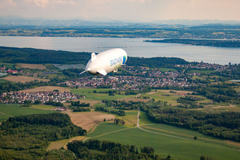 Uhdingen-Mühlhofen mit Zeppelin NT im Ortsteil Unteruhldingen in Uhldingen-Mühlhofen im Bundesland Baden-Württemberg, Deutschland