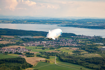 Luftbild von Uhdingen-Mühlhofen mit Zeppelin NT im Ortsteil Unteruhldingen in Uhldingen-Mühlhofen im Bundesland Baden-Württemberg, Deutschland