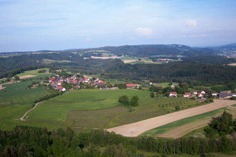 Dorf - Ansicht am Rande von landwirtschaftlichen Feldern und Nutzflächen in Herdwangen-Schönach im Bundesland Baden-Württemberg, Deutschland von oben