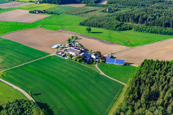 Aussiedlerhof mit PV-Anlage und Biogas im Ortsteil Liggersdorf in Hohenfels im Bundesland Baden-Württemberg, Deutschland