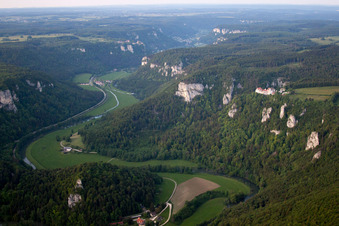 Flußtalverlauf der Donau in Fridingen an der Donau im Bundesland Baden-Württemberg, Deutschland