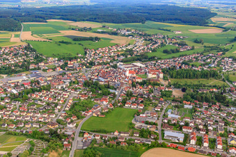 Stadtansicht aus Norden mit Schloss Meßkirch und Kirche St. Martin im Bundesland Baden-Württemberg, Deutschland