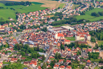 Luftbild von Stadtansicht aus Norden mit Schloss Meßkirch und Kirche St. Martin im Bundesland Baden-Württemberg, Deutschland
