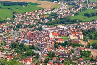 Luftaufnahme von Stadtansicht aus Norden mit Schloss Meßkirch und Kirche St. Martin im Bundesland Baden-Württemberg, Deutschland
