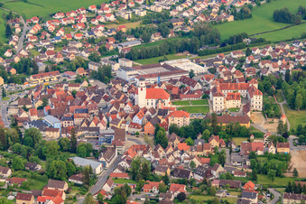 Schrägluftbild von Stadtansicht aus Norden mit Schloss Meßkirch und Kirche St. Martin im Bundesland Baden-Württemberg, Deutschland