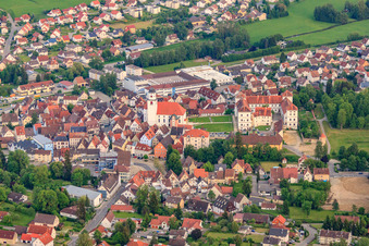 Stadtansicht aus Norden mit Schloss Meßkirch und Kirche St. Martin im Bundesland Baden-Württemberg, Deutschland von oben