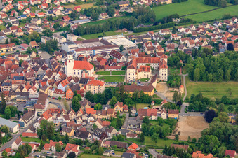 Stadtansicht aus Norden mit Schloss Meßkirch und Kirche St. Martin im Bundesland Baden-Württemberg, Deutschland aus der Luft