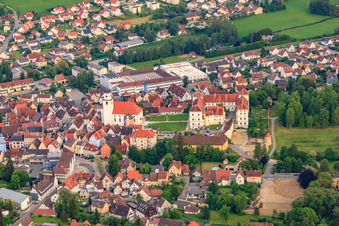 Stadtansicht aus Norden mit Schloss Meßkirch und Kirche St. Martin im Bundesland Baden-Württemberg, Deutschland von oben gesehen