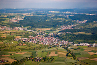 Schrägluftbild von Ortsteil Königsbach in Königsbach-Stein im Bundesland Baden-Württemberg, Deutschland