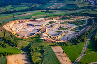 Schrägluftbild von Ortsteil Wössingen in Walzbachtal im Bundesland Baden-Württemberg, Deutschland