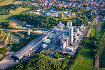 Luftaufnahme von Gelände und Abraum- Flächen Zement- Tagebau und Baustoff- Werk Steinbruch Walzbachtal in Walzbachtal im Ortsteil Wössingen im Bundesland Baden-Württemberg, Deutschland