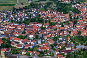Luftbild von Mühlgasse zur Pfarrkirche St. Michael in Rheinzabern im Bundesland Rheinland-Pfalz, Deutschland