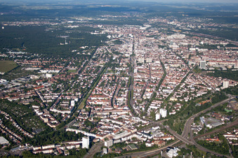 Kaiserallee von Westen im Ortsteil Mühlburg in Karlsruhe im Bundesland Baden-Württemberg, Deutschland