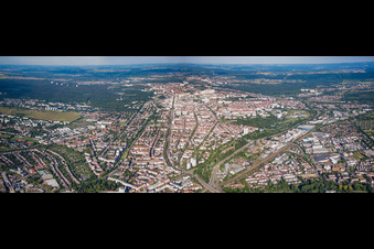Stadtpanorama von Westen im Ortsteil Mühlburg in Karlsruhe im Bundesland Baden-Württemberg, Deutschland