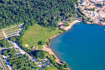 Luftaufnahme von Mit Badgästen übersähte Liegewiese am Epplesee im Ortsteil Silberstreifen in Rheinstetten im Bundesland Baden-Württemberg, Deutschland