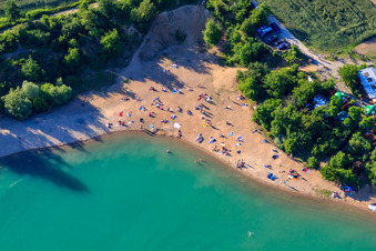 Mit Badgästen übersähter FKK Strand Epplesee im Ortsteil Forchheim in Rheinstetten im Bundesland Baden-Württemberg, Deutschland