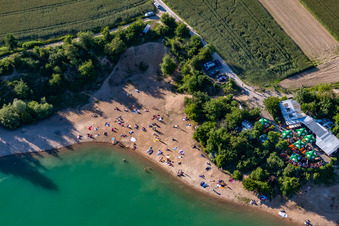 Uferbereiche am Sandstrand des Freibades Epplesee im Ortsteil Forchheim in Rheinstetten im Bundesland Baden-Württemberg, Deutschland