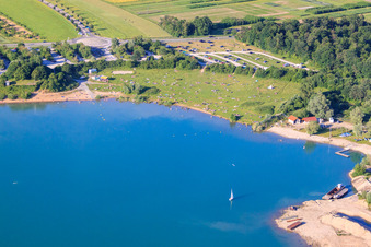 Mit Badgästen übersähter Liegewiese am Epplesee im Ortsteil Silberstreifen in Rheinstetten im Bundesland Baden-Württemberg, Deutschland