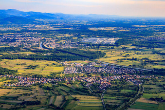 Dorfansicht an der Murg in den Rheinauen von Norden in Steinmauern im Bundesland Baden-Württemberg, Deutschland