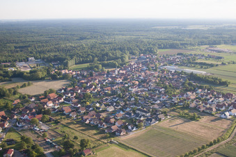 Niederrœdern im Bundesland Bas-Rhin, Frankreich von der Drohne aus gesehen