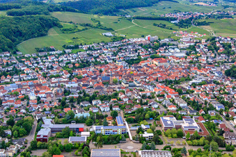 Luftbild von Stadtübersicht aus Süden mit Sparkasse und Marktkirche in Bad Bergzabern im Bundesland Rheinland-Pfalz, Deutschland