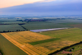 Agrarsolarfläche am Verkehrslandeplatz Ballenstedt/Quedlinburg im Ortsteil Asmusstedt im Bundesland Sachsen-Anhalt, Deutschland