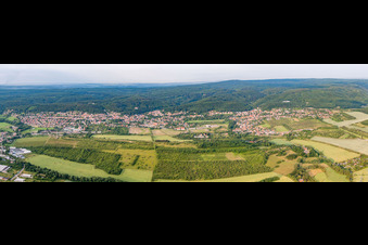 Panorama-Perspektive der Wald- und Berglandschaft des Harzrands um Gernrode im Ortsteil Bad Suderode in Quedlinburg im Bundesland Sachsen-Anhalt, Deutschland