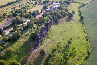 Felsen- Massiv und Berglandschaft Gegensteine der Teufelsmauer bei Ballenstedt im Ortsteil Rieder in Ballenstedt im Bundesland Sachsen-Anhalt, Deutschland