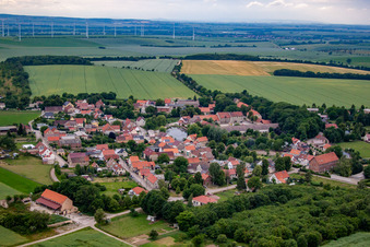 Dorf - Ansicht am Rande von landwirtschaftlichen Feldern und Nutzflächen in Heteborn in Selke-Aue im Bundesland Sachsen-Anhalt, Deutschland