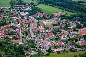Dorf - Ansicht am Rande von landwirtschaftlichen Feldern und Nutzflächen in Hausneindorf in Selke-Aue im Bundesland Sachsen-Anhalt, Deutschland