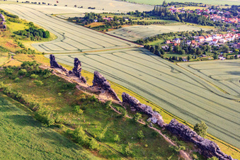 Schrägluftbild von Goethestein an den Gegensteine der Teufelsmauer (Köingstein) im Ortsteil Weddersleben in Thale im Bundesland Sachsen-Anhalt, Deutschland