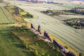 Strukturen auf landwirtschaftlichen Feldern an der Felsformation Teufelsmauer im Ortsteil Weddersleben in Thale im Bundesland Sachsen-Anhalt, Deutschland