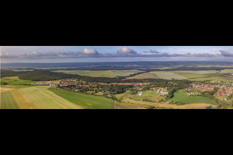Panorama Perspektive Dorf - Ansicht am Rande von landwirtschaftlichen Feldern und Nutzflächen in Langenstein in Halberstadt im Bundesland Sachsen-Anhalt, Deutschland