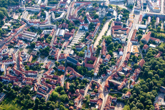 Liebfrauenkirche mit Domplatz und Dom in Halberstadt im Bundesland Sachsen-Anhalt, Deutschland