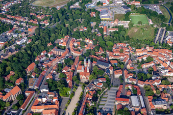 Liebfrauenkirche mit Domplatz in Halberstadt im Bundesland Sachsen-Anhalt, Deutschland
